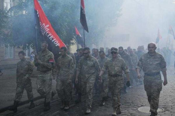 Суровым маршем прошли по улицам Львова представители "Правого сектора" Суровым маршем прошли по улицам Львова представители "Правого сектора"