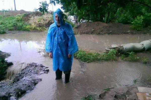 Волонтеры: после сильного ливня из блиндажей вокруг Мариуполя... выплывали