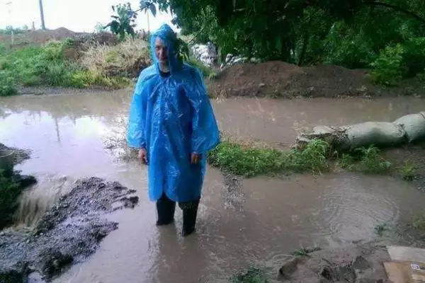 Волонтеры: после сильного ливня из блиндажей вокруг Мариуполя... выплывали Волонтеры: после сильного ливня из блиндажей вокруг Мариуполя... выплывали