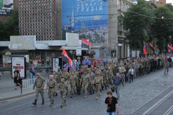 Суровым маршем прошли по улицам Львова представители "Правого сектора" Суровым маршем прошли по улицам Львова представители "Правого сектора"