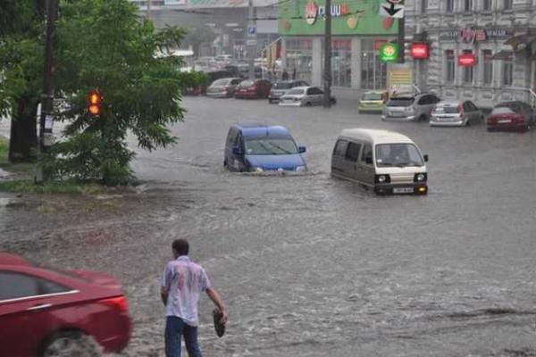 Жителям Днепропетровска впору покупать гондолы и байдарки