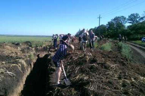 Чиновники Мариуполя вложили свою лепту в возведение фортификационных сооружений вокруг города