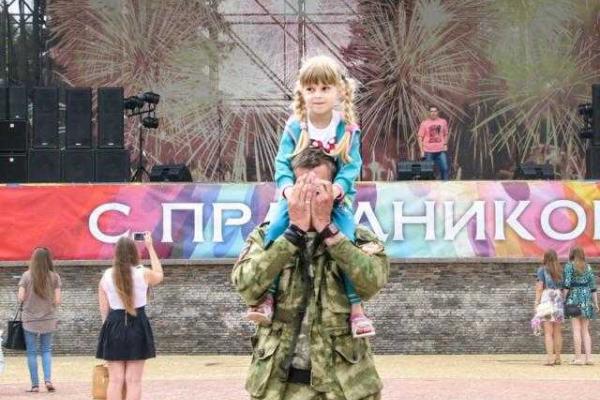 Жителям Донецка не до праздников: День молодежи получился далеко не массовым Жителям Донецка не до праздников: День молодежи получился далеко не массовым