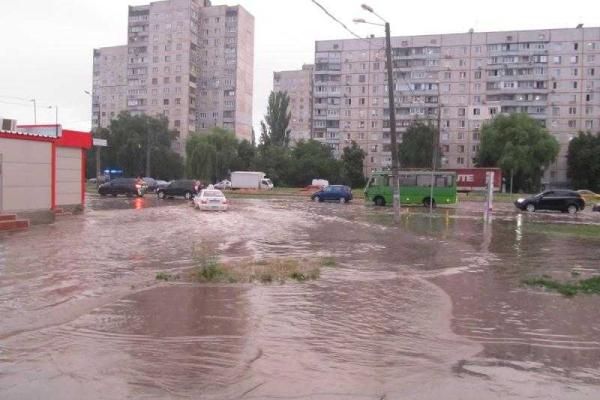 Мощный ливень заставил жителей Харькова вспомнить навыки плавания
