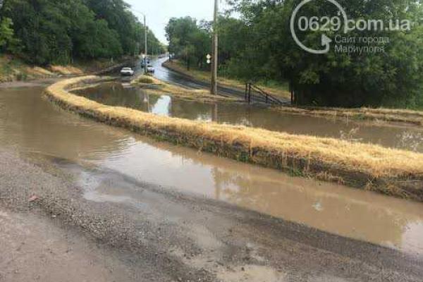 Жители Мариуполя срочно достают зонты и резиновые сапоги