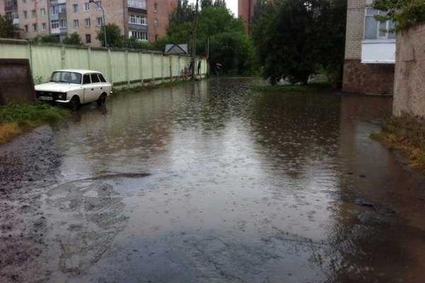 В Ровно непогода заставила автомобили и людей "прикинуться" кораблями В Ровно непогода заставила автомобили и людей "прикинуться" кораблями