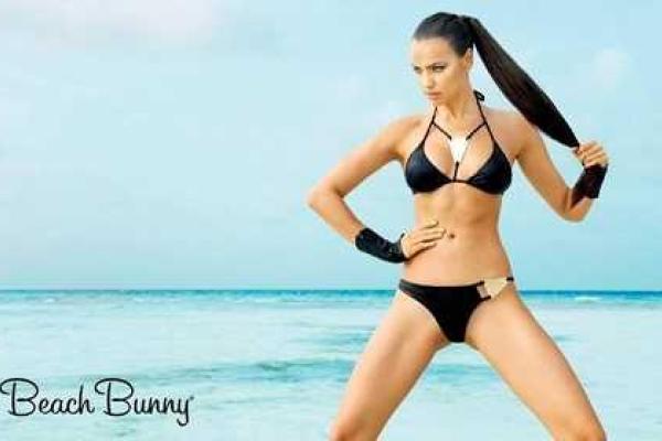 Новая коллекция купальников на обворожительной Ирине Шейк