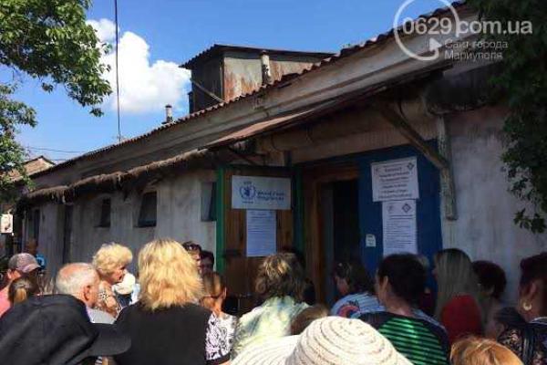 У доведенных до отчаяния переселенцев в длинных очередях на получение помощи сдают нервы