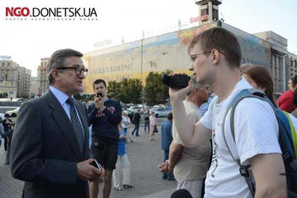 Переселенцы с Донбасса протестуют против новых правил пересечения линии разграничения Переселенцы с Донбасса протестуют против новых правил пересечения линии разграничения