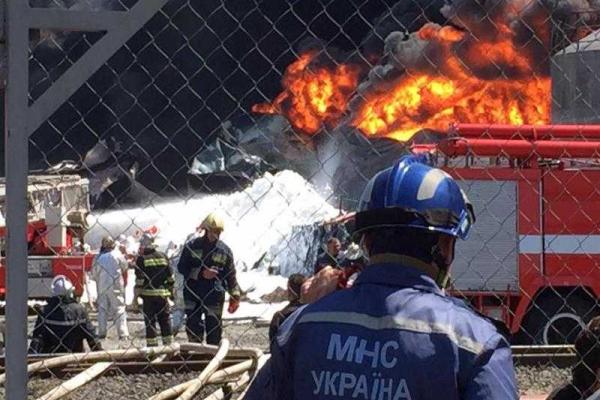 Фоторепортаж: впечатляющая пенная атака на нефтебазе под Киевом Фоторепортаж: впечатляющая пенная атака на нефтебазе под Киевом