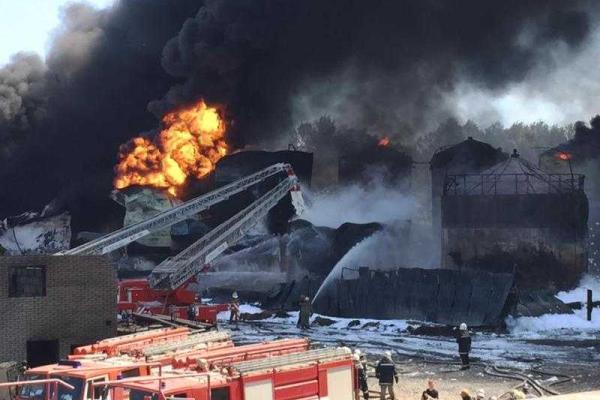 Фоторепортаж: впечатляющая пенная атака на нефтебазе под Киевом Фоторепортаж: впечатляющая пенная атака на нефтебазе под Киевом