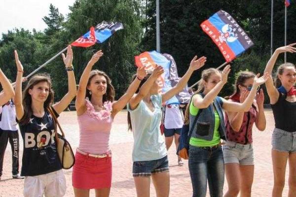 Жителям Донецка не до праздников: День молодежи получился далеко не массовым Жителям Донецка не до праздников: День молодежи получился далеко не массовым