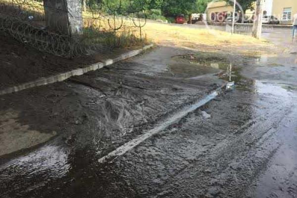 Жители Мариуполя срочно достают зонты и резиновые сапоги