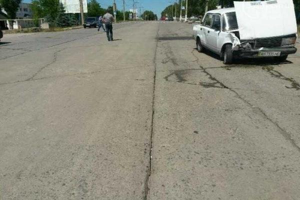 Две легковушки "поцеловались" на улице Мариуполя, жертв нет Две легковушки "поцеловались" на улице Мариуполя, жертв нет