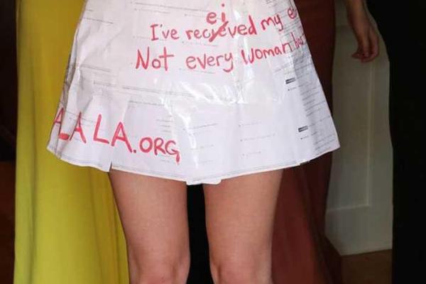 Выпускница из Канады сделала своими руками оригинальное бумажное платье для бала