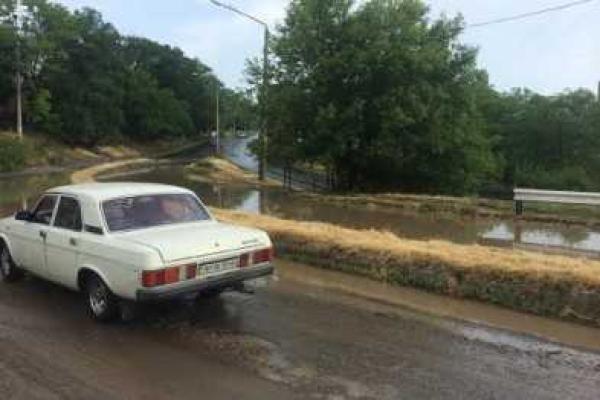 Жители Мариуполя срочно достают зонты и резиновые сапоги