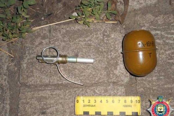 Дедушка "божий одуванчик" решил угробить обидчиков с помощью боевой гранаты