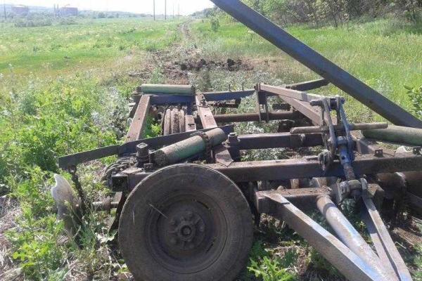 На Луганщине тракторист "получил" опасный подарок от террористов На Луганщине тракторист "получил" опасный подарок от террористов