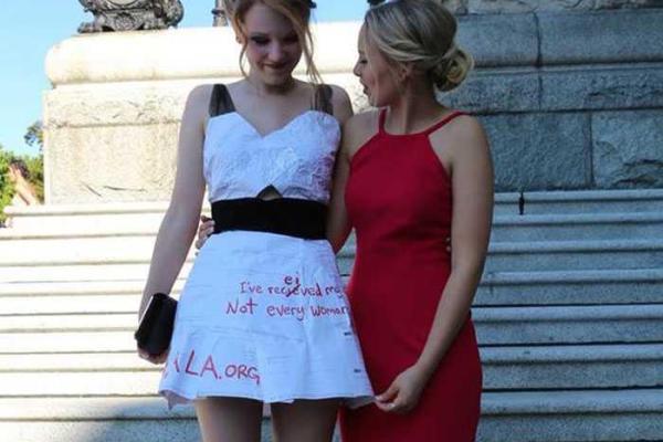 Выпускница из Канады сделала своими руками оригинальное бумажное платье для бала