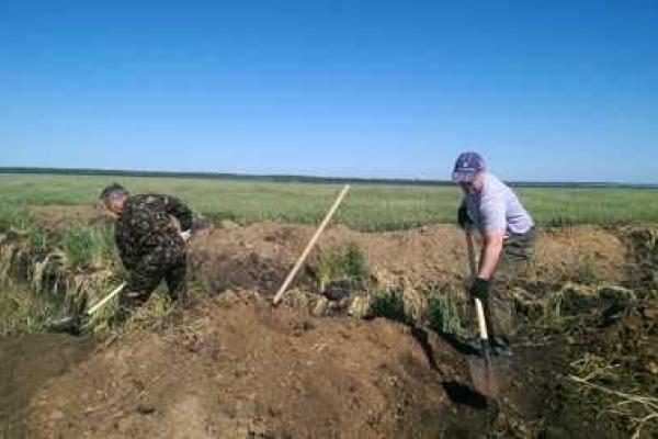 Чиновники Мариуполя вложили свою лепту в возведение фортификационных сооружений вокруг города