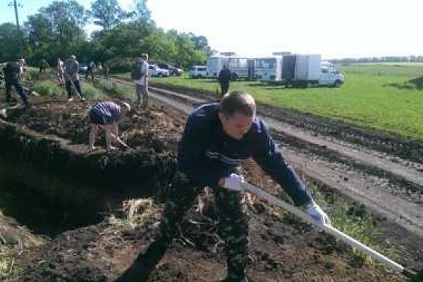 Чиновники Мариуполя вложили свою лепту в возведение фортификационных сооружений вокруг города