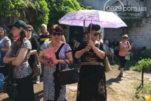 У доведенных до отчаяния переселенцев в длинных очередях на получение помощи сдают нервы