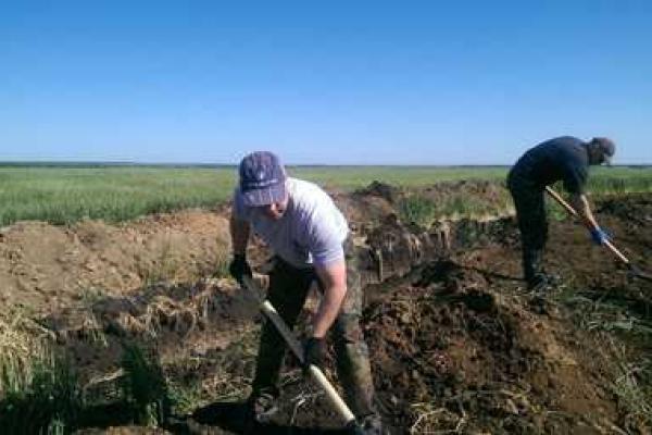 Чиновники Мариуполя вложили свою лепту в возведение фортификационных сооружений вокруг города