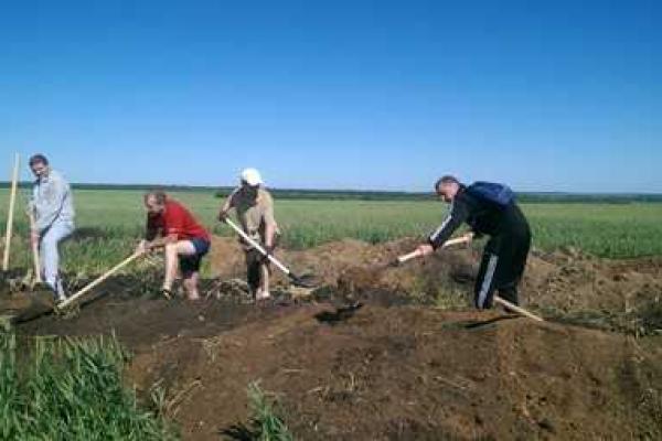 Чиновники Мариуполя вложили свою лепту в возведение фортификационных сооружений вокруг города