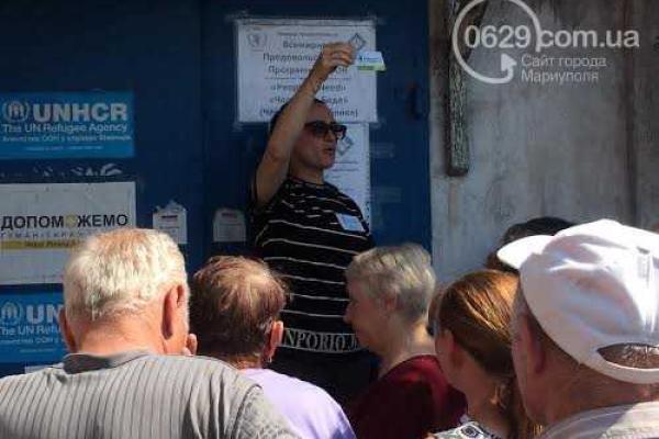 У доведенных до отчаяния переселенцев в длинных очередях на получение помощи сдают нервы