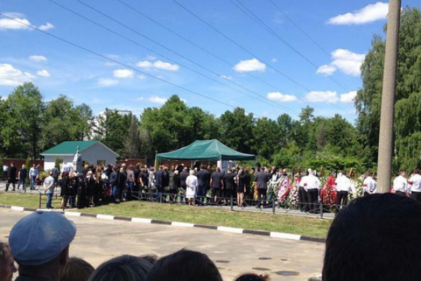 Близкие, друзья и поклонники провожают Жанну Фриске в последний путь Близкие, друзья и поклонники провожают Жанну Фриске в последний путь