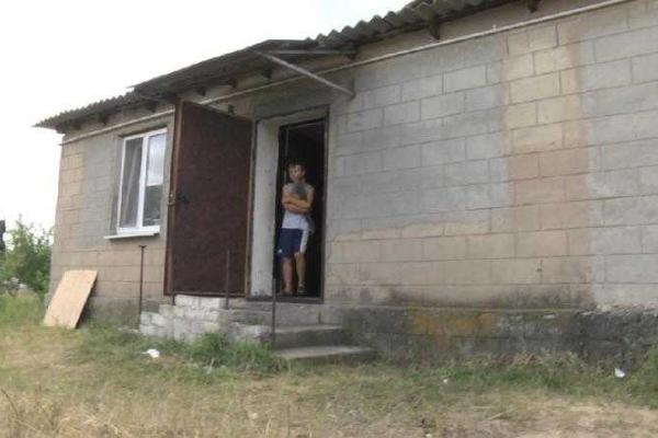 Многодетной семье с Луганщины вручили ключи от собственного жилья взамен разрушенного дома