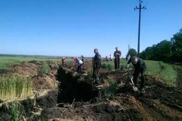 Чиновники Мариуполя вложили свою лепту в возведение фортификационных сооружений вокруг города