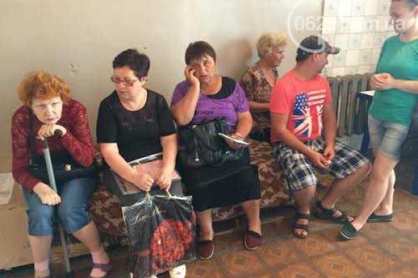 У доведенных до отчаяния переселенцев в длинных очередях на получение помощи сдают нервы