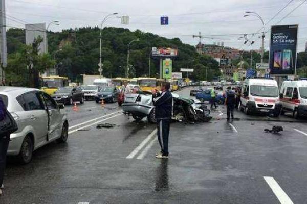 Масштабное ДТП в Киеве: разбилось 5 авто, пострадали 4 человека Масштабное ДТП в Киеве: разбилось 5 авто, пострадали 4 человека