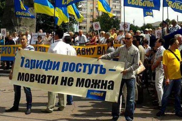 Тягнибок вывел жителей Житомира на митинг против "тарифного террора" Тягнибок вывел жителей Житомира на митинг против "тарифного террора"