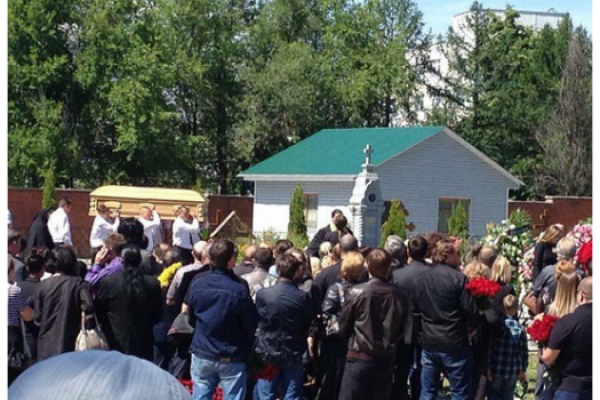 Близкие, друзья и поклонники провожают Жанну Фриске в последний путь Близкие, друзья и поклонники провожают Жанну Фриске в последний путь