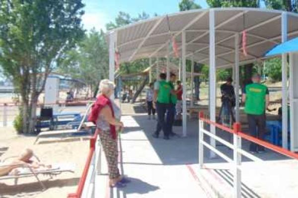 В Мариуполе подготовили пляж для людей с ограниченными возможностями 