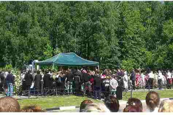 Близкие, друзья и поклонники провожают Жанну Фриске в последний путь Близкие, друзья и поклонники провожают Жанну Фриске в последний путь