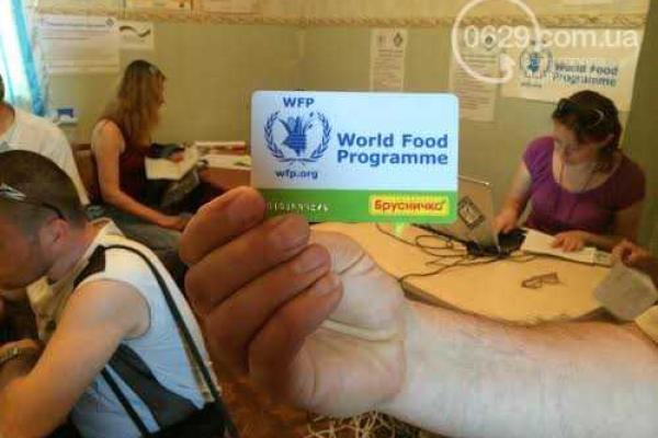 У доведенных до отчаяния переселенцев в длинных очередях на получение помощи сдают нервы