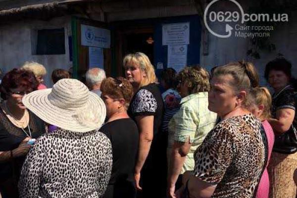 У доведенных до отчаяния переселенцев в длинных очередях на получение помощи сдают нервы