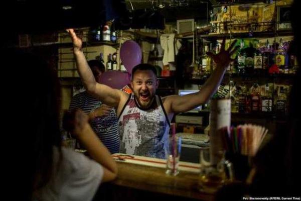 Мнение: в одной части Донецка люди гибнут, в другой — веселятся, пьют и танцуют Мнение: в одной части Донецка люди гибнут, в другой — веселятся, пьют и танцуют