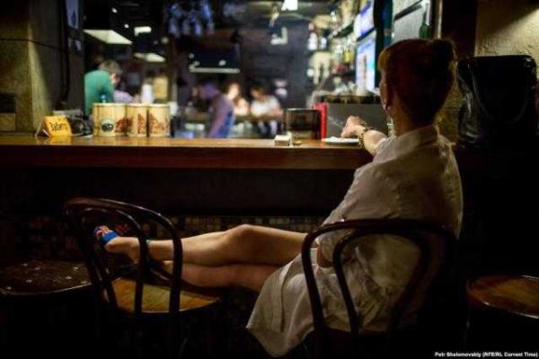 Мнение: в одной части Донецка люди гибнут, в другой — веселятся, пьют и танцуют Мнение: в одной части Донецка люди гибнут, в другой — веселятся, пьют и танцуют