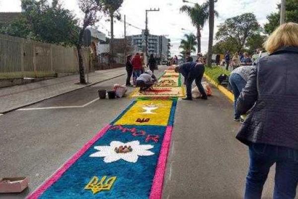 Украинская община украсила улицы Касадора коврами с изображением трезуба
