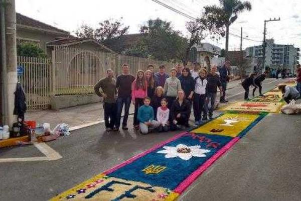 Украинская община украсила улицы Касадора коврами с изображением трезуба