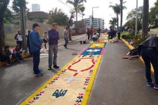 Украинская община украсила улицы Касадора коврами с изображением трезуба