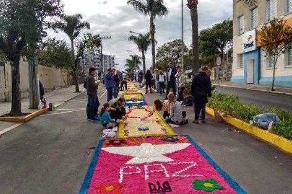 Украинская община украсила улицы Касадора коврами с изображением трезуба