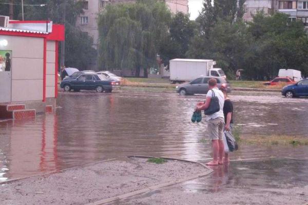 Мощный ливень заставил жителей Харькова вспомнить навыки плавания