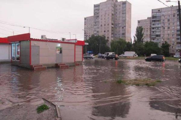Мощный ливень заставил жителей Харькова вспомнить навыки плавания