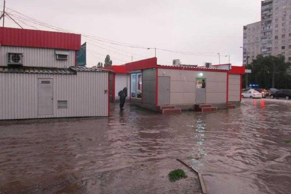 Мощный ливень заставил жителей Харькова вспомнить навыки плавания