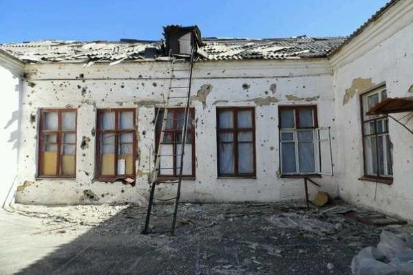 Школу в Красногоровке боевики превратили в непригодное для занятий полуразрушенное здание